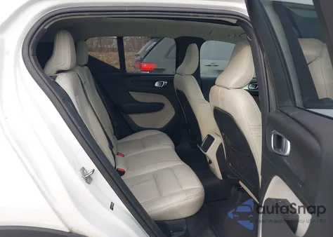 2019 Volvo Xc40 T5 Momentum z USA, uszkodzony, nr VIN YV4162UK6K2140990